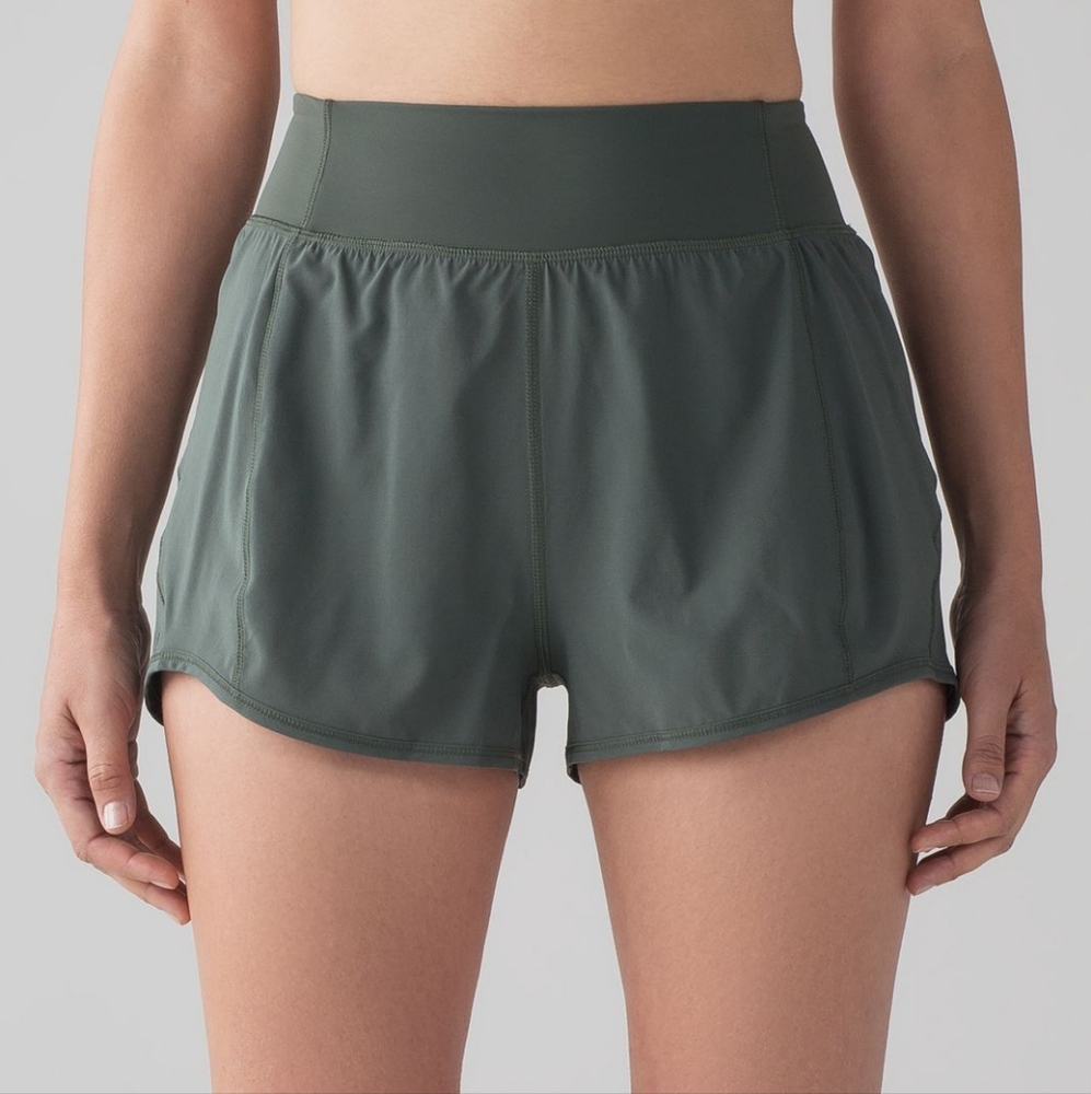 Lululemon Lean In Short in Dark Forest